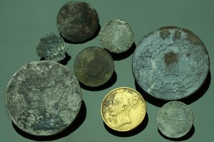 20100822_1601_gemide bulunan paralardan bir kismi- altin - ingiliz sterlini, iki büyük gümüş meiji yeni, kuçuk olanlar hongkong parası